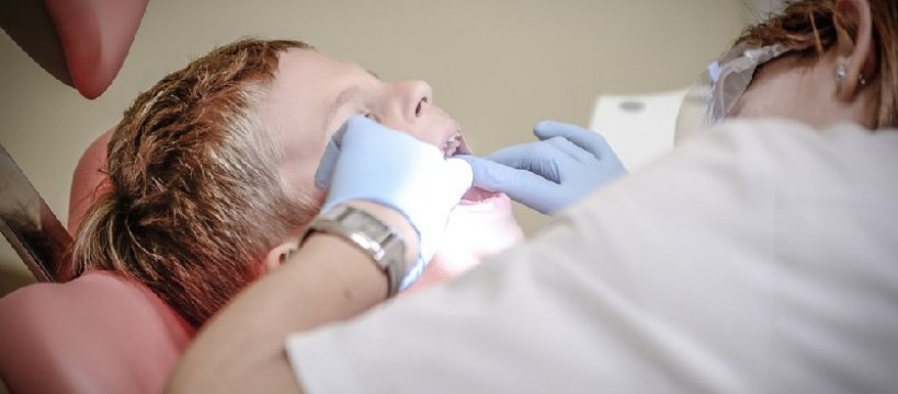 Dentysta wraca do szkół