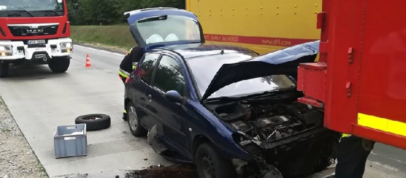 Zderzenie samochodu ciężarowego i osobowego w Młodzieszynie