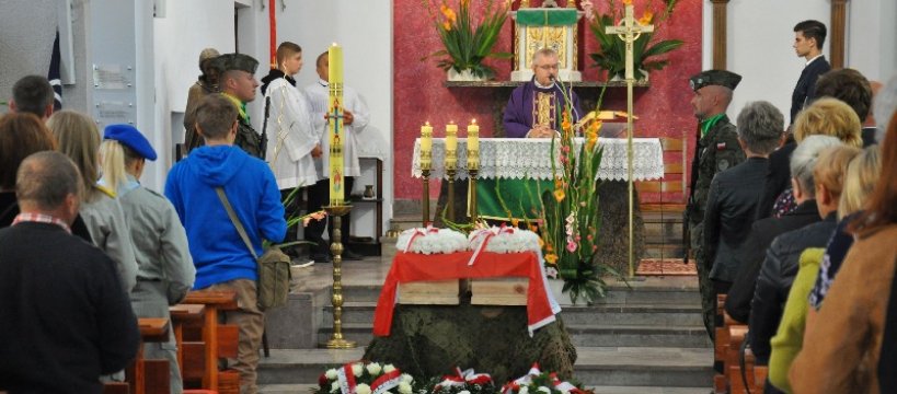 Uroczystość pochówku sześciu polskich żołnierzy poległych w Bitwie nad Bzurą
