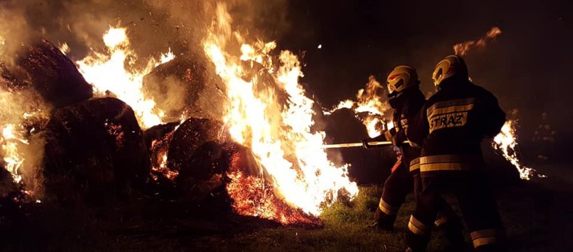 Duży pożar w Witoldowie. Strażacy pracowali do rana 