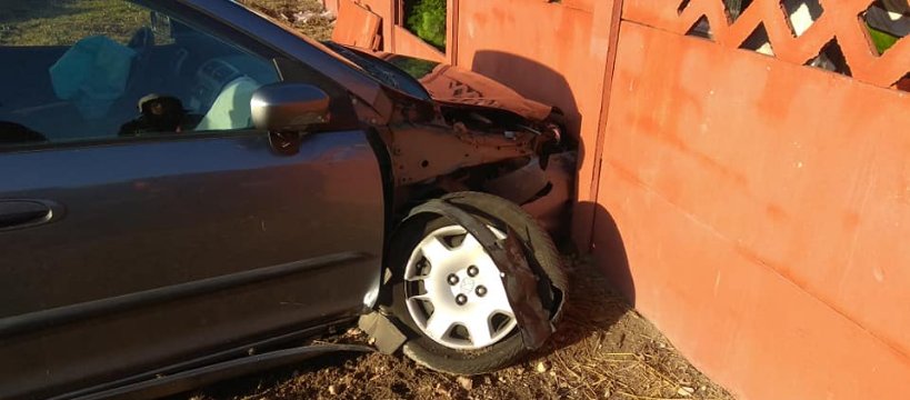Auto zatrzymało się na betonowym płocie