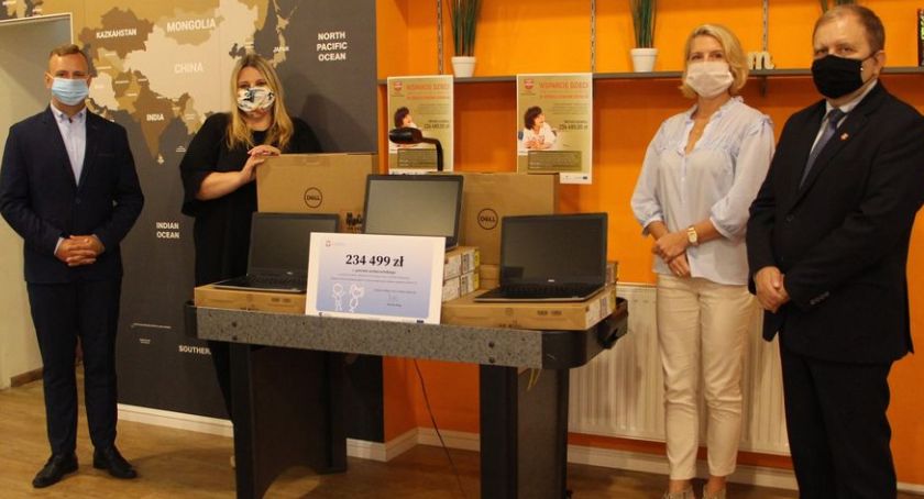Kilkanaście laptopów trafiło do dzieci z Placówki Opiekuńczo-Wychowawczej w Giżycach