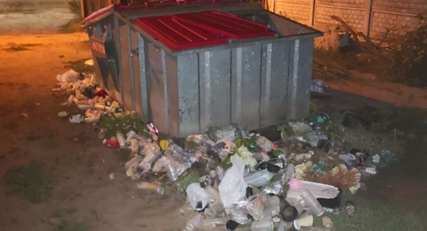 Śmieci obok kontenerów - częsty widok w Sochaczewie