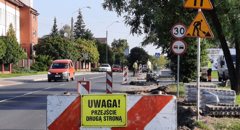 Na 600-lecia trwa przebudowa chodnika
