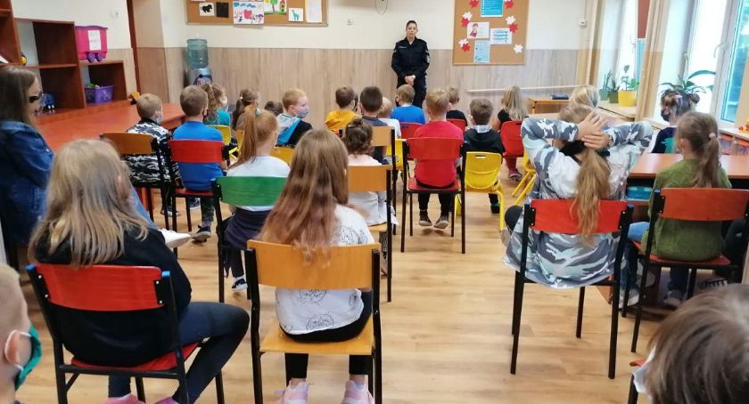SP Wymysłów - policjanci odwiedzili uczniów 