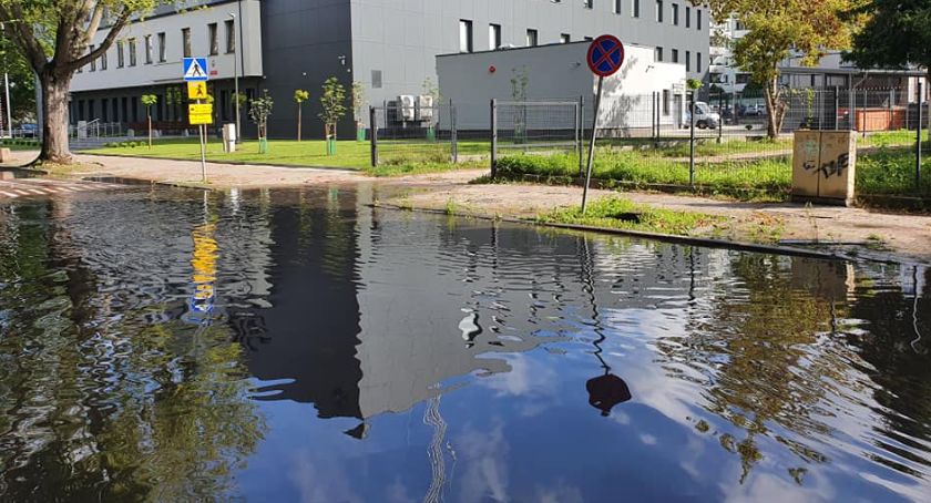 Ulica 1 Maja - nawierzchnia zdecydowanie do poprawy 