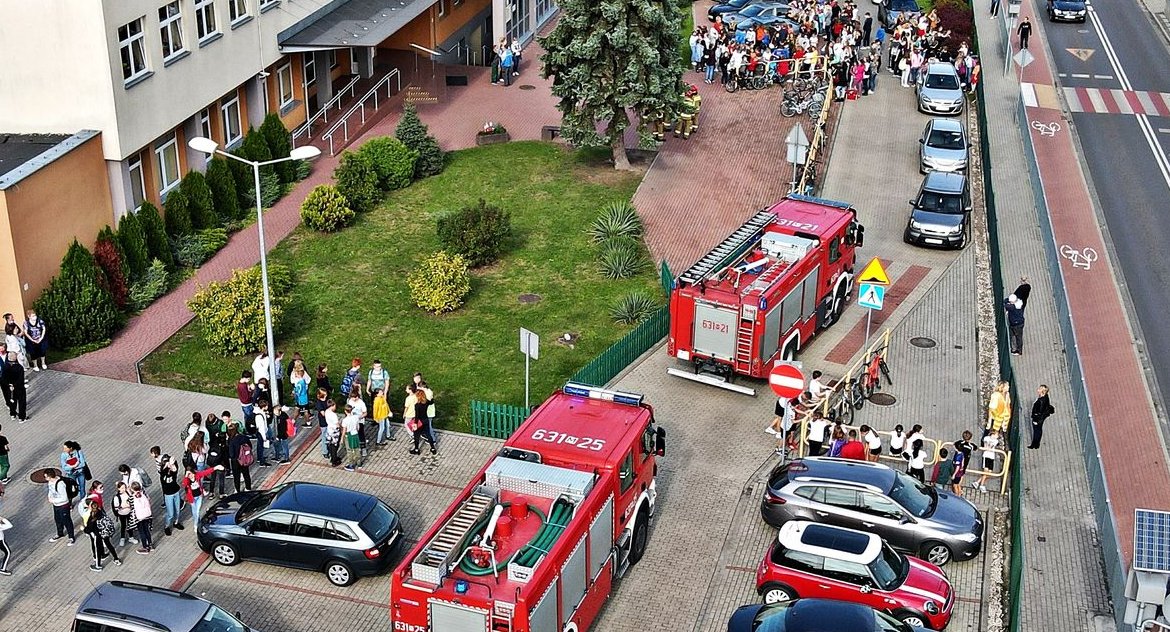 Szkoła Podstawowa nr 4 - trwa ewakuacja uczniów 