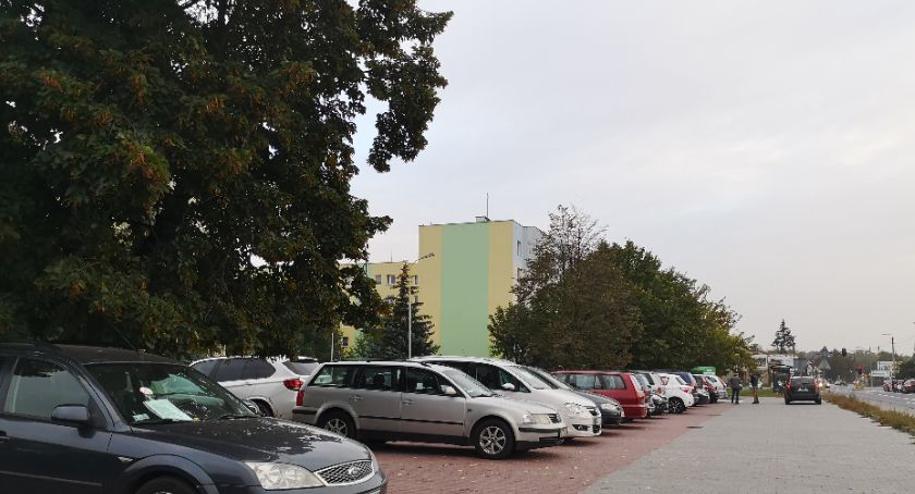 Parking osiedlowy czy komis? - rzeczywistość w Sochaczewie 
