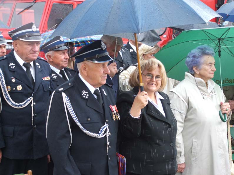 Strażacy w strugach deszczu