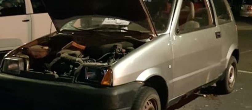 Wrak na parkingu - jeszcze długo tak postoi 