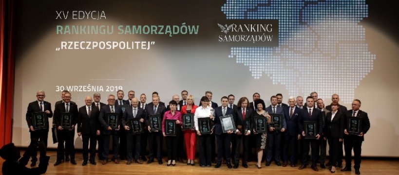 Nikt nas nie chwali, chwalimy się więc sami?