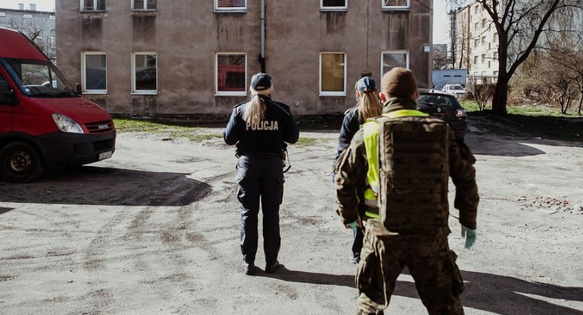 Wojsko wspiera policjantów w Sochaczewie - prowadzą kontrolę kwarantanny 