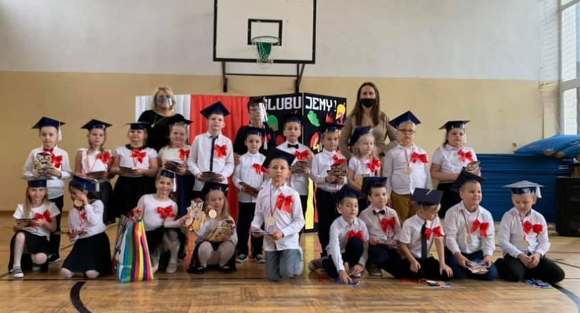 Ślubowanie i pasowanie na ucznia pierwszoklasistów w Młodzieszynie