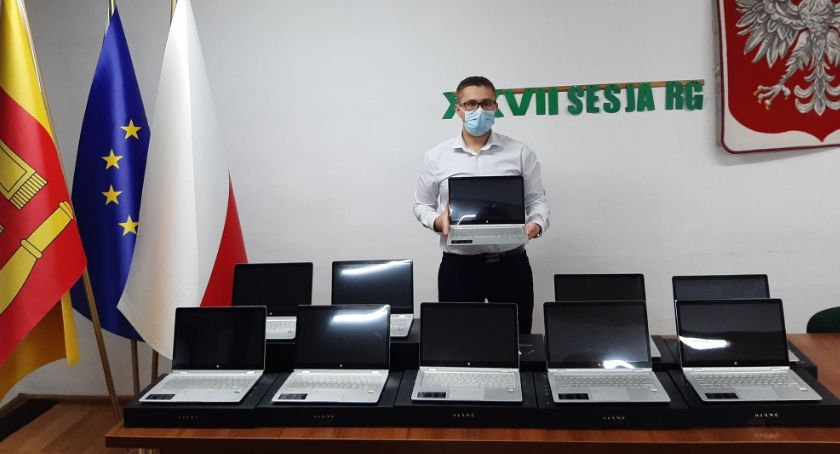 Wójt Damian Jaworski - przekazaliśmy laptopy do nauki zdalnej 