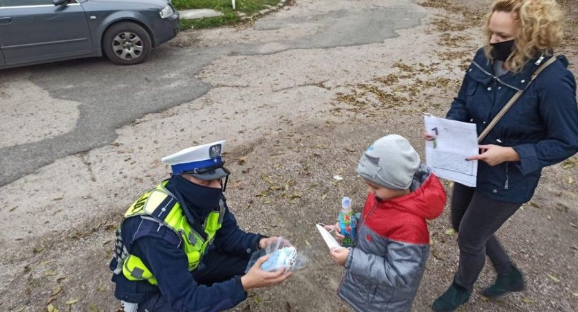 Policja Sochaczew - rozdają maseczki dla mieszkańców 