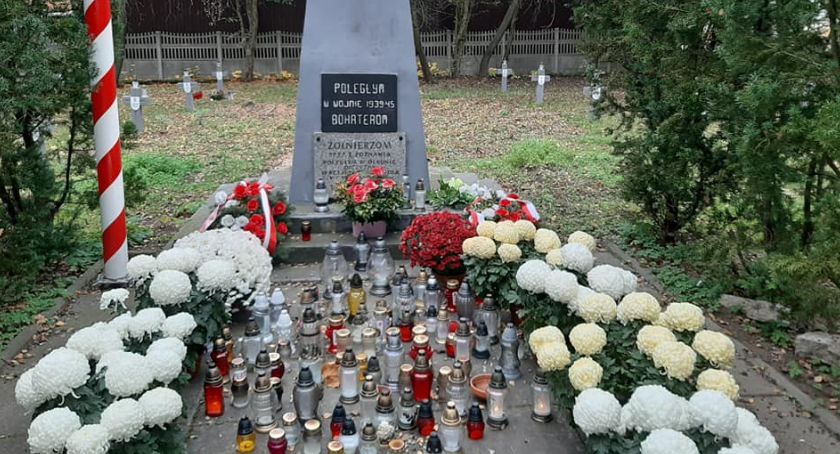 11 listopada w gminie Rybno - wójt złożył kwiaty i zapalił znicze we wszystkich miejscach pamięci