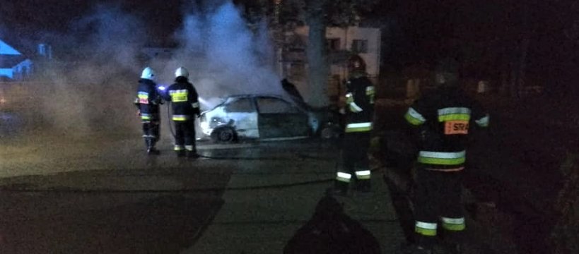 Pożar auta przy Zespole Szkół w Nowej Suchej  