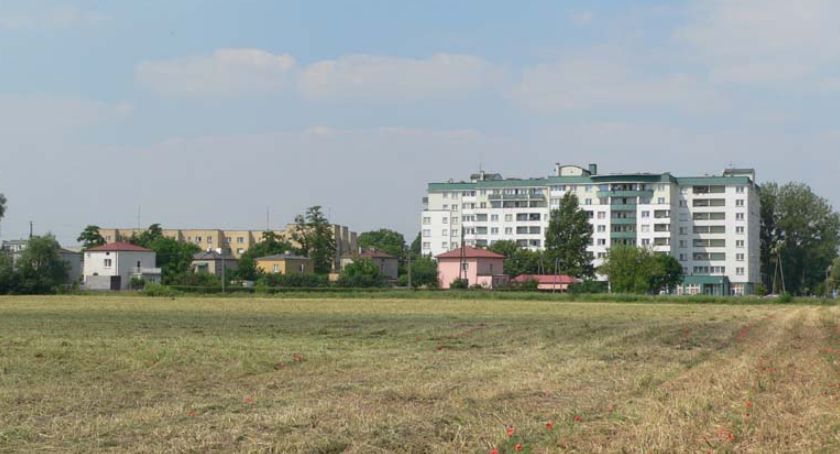 Nowy kościół i szkoła na polach czerwonkowskich - jest sprzeciw mieszkańców 