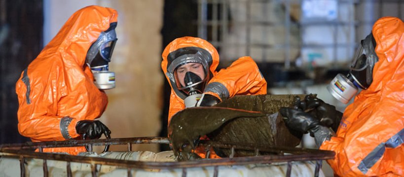 Groźne rozszczelnienie pojemników z kwasem na Spartańskiej