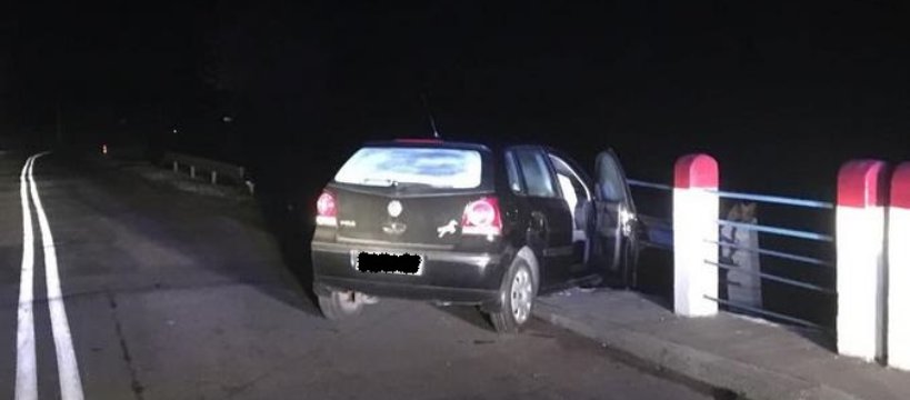 Samochód zawisł na mostku w miejscowości Łady
