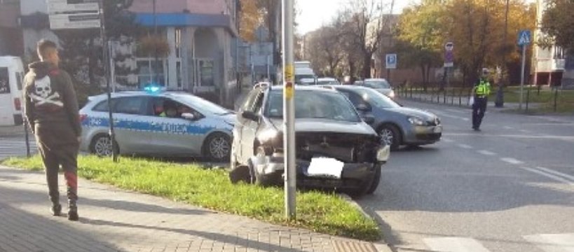 Uwaga! Zderzenie aut na skrzyżowaniu ul. Warszawskiej i 600- lecia 