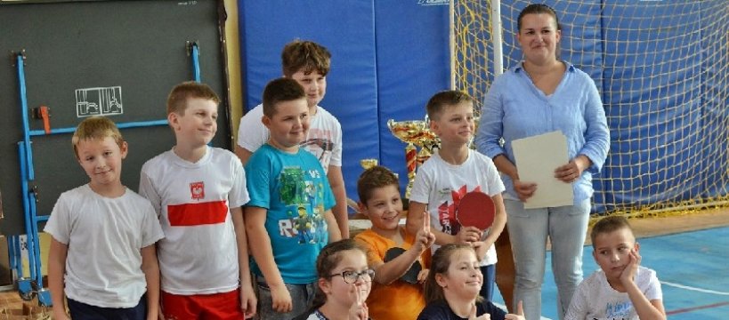 Dzieci dominowały przy stołach