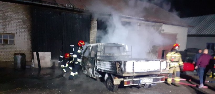 Pożar samochodu i zbiorników z paliwem w Nowej Suchej