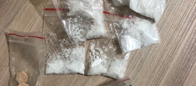 Dwaj mężczyźni zatrzymani za kradzież i posiadanie narkotyków