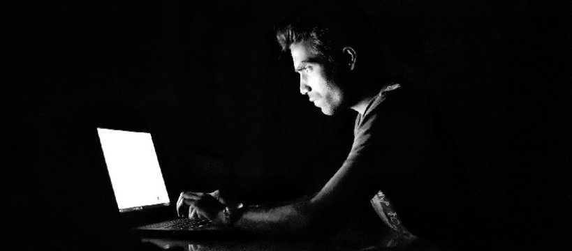 Internetowy oszust usłyszał trzydzieści dziewięć zarzutów oszustwa