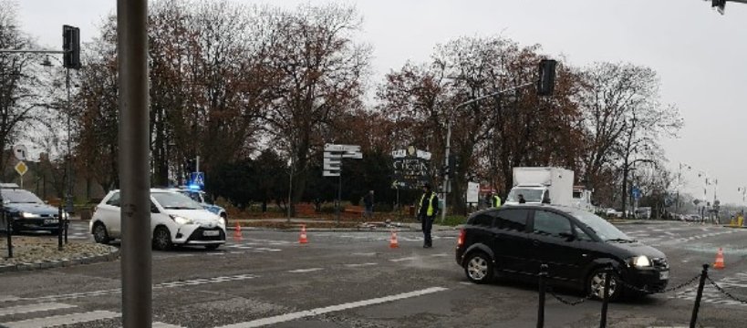 Zderzenie busa z autobusem w centrum Sochaczewa. Utrudnienia w ruchu 