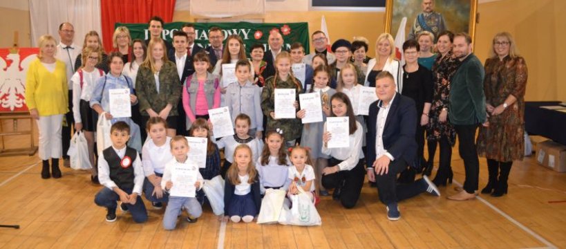Sukcesy uczennic z Rybna w Powiatowym Konkursie Pieśni Patriotycznej w Iłowie 