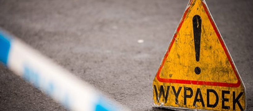 BMW wpadło do rowu. Pasażerka ze złamanym kręgosłupem trafiła do szpitala