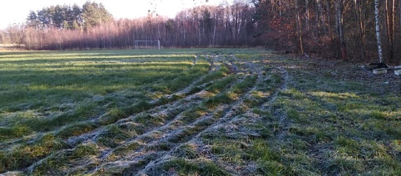 Zniszczone boisko i apel strażaków z OSP w Wólce Smolanej