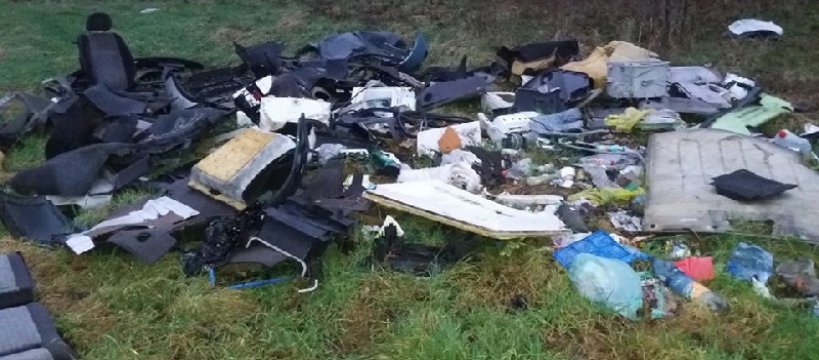 Śmieci nad Bzurą - smutny widok poczynań człowieka 