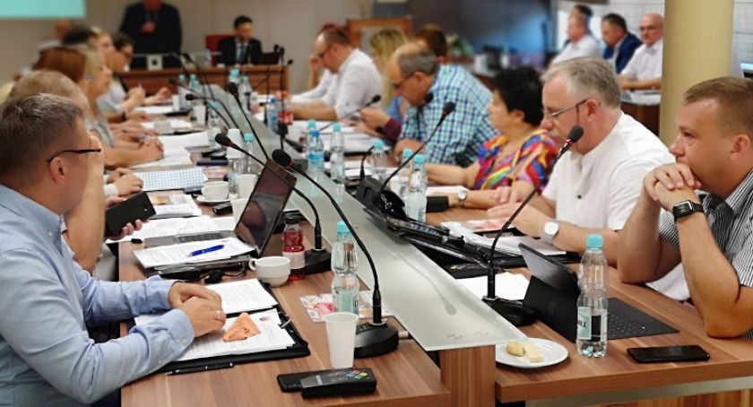 Kolejna dziura w budżecie na 2021 roku - dylemat radnych opozycyjnych