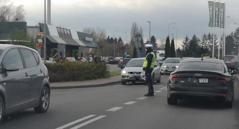 Galerie handlowe otwarte - tłumy w sklepach i na drogach