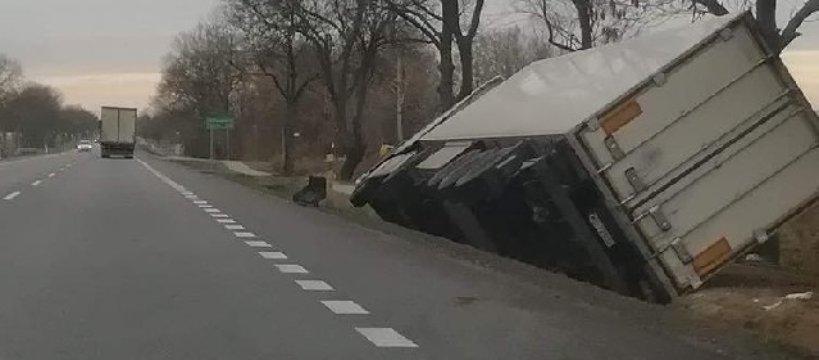 Ciężarówka wpadła do rowu na DK 92