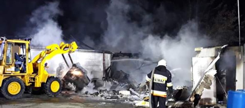 Ogromny pożar w gminie Iłów. Interweniowało 10 zastępów straży pożarnej 