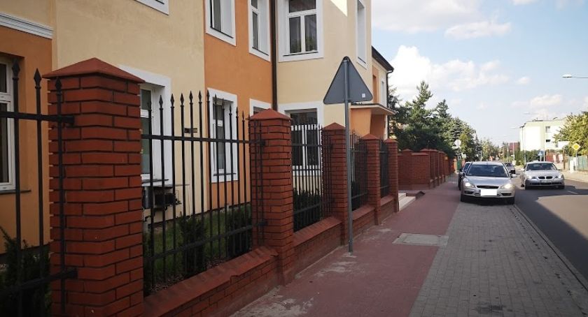 Staszica z parkingiem zamiast chodnika 