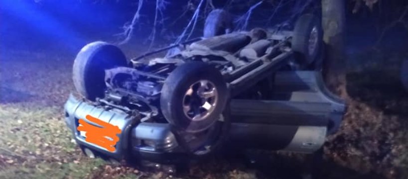 Dachowanie samochodu. Auto na poboczu, a kierowcy brak 