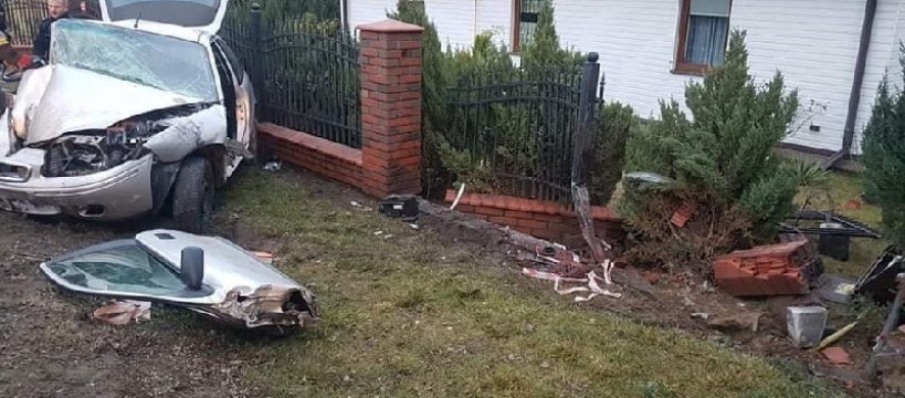 Auto uderzyło w płot. Świadkowie ratowali kierowcę 