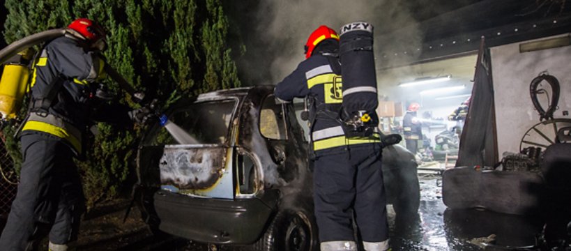 Pożar samochodu w Kuznocinie. Jedna osoba poszkodowana