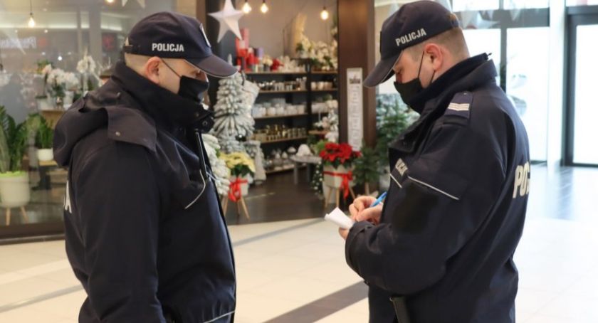 Galerie handlowe przepełnione i z kontrolami policjantów - na co sochaczewianie muszą uważać?