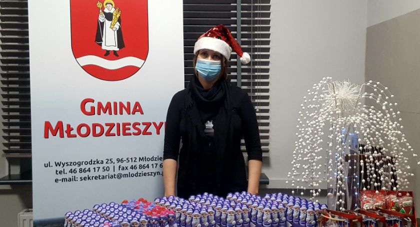 Wójt gminy Młodzieszyn z mikołajkowymi prezentami dla najmłodszych