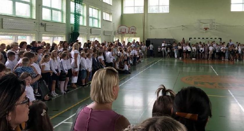 Uczniowie szkół podstawowych - jest informacja o powrocie do nauki stacjonarnej 