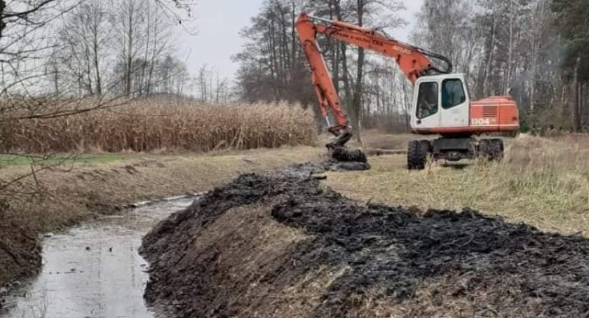  Młodzieszyn. Rozpoczęto prace związane z utrzymaniem Kanału Mistrzewickiego