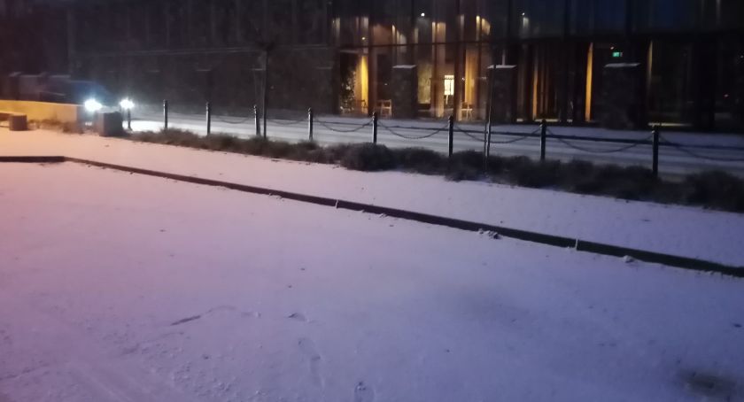 Śnieg i marznący deszcz - uwaga na drogach powiatu sochaczewskiego