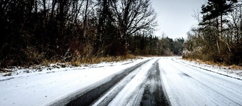 Śliskie jezdnie i kolizje – uwaga na mandat 