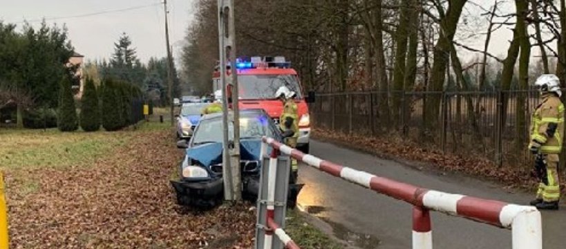 Paprotnia - auto uderzyło w słup energetyczny