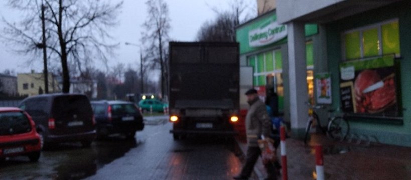 Blokowanie małej uliczki przy wieżowcu.